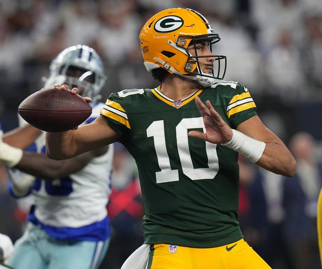 Green Bay Packers quarterback Jordan Love (10) throws a pass during the second quarter in a 2024 NFC wild card game at AT&T Stadium on Jan. 14, 2024.