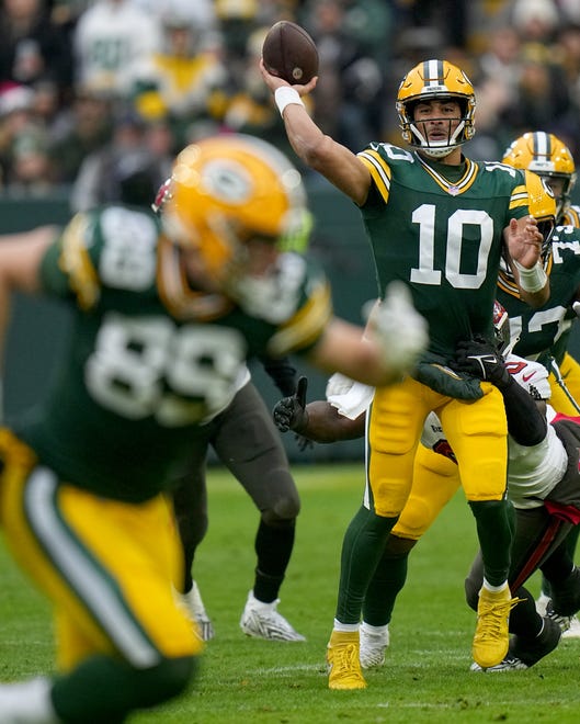 Green Bay Packers quarterback Jordan Love (10) connects with tight end Ben Sims (89) during the third quarter of their game Sunday, December 17, 2023 at Lambeau Field in Green Bay, Wisconsin. The Tampa bay Buccaneers beat the Green. Bay Packers 34-20.