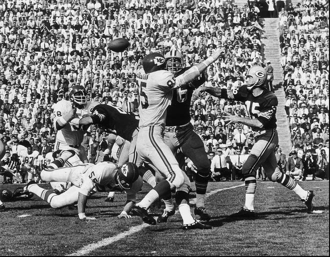 1967: Green Bay Packers quarterback Bart Starr throws a pass during first quarter action in Super Bowl I at the Los Angeles Coliseum. Green Bay beat the Kansas City Chiefs 35-10.