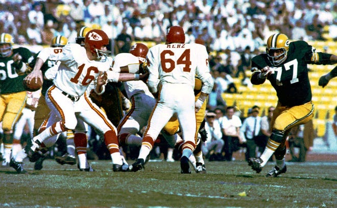 1967: Kansas City Chiefs quarterback Len Dawson (16) looks for an opening during Super Bowl I game against the Green Bay Packers at Memorial Coliseum in Los Angeles. The Packers won, 35-21.