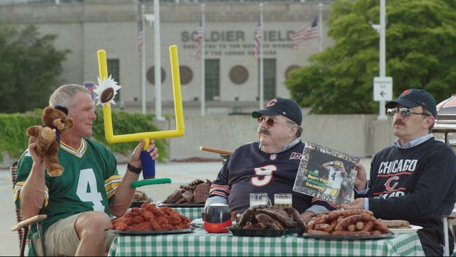 Brett Favre pulls up a tailgating chair to have a heart-to-heart with "Da Bears!" guys in the latest "Sunday Night Football" spot for the Packers-Bears game.