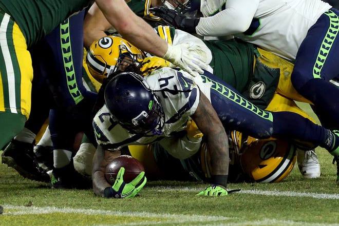 Marshawn Lynch #24 of the Seattle Seahawks scores a touchdown against the Green Bay Packers in the fourth quarter of the NFC Divisional Playoff game at Lambeau Field on January 12, 2020 in Green Bay, Wisconsin.