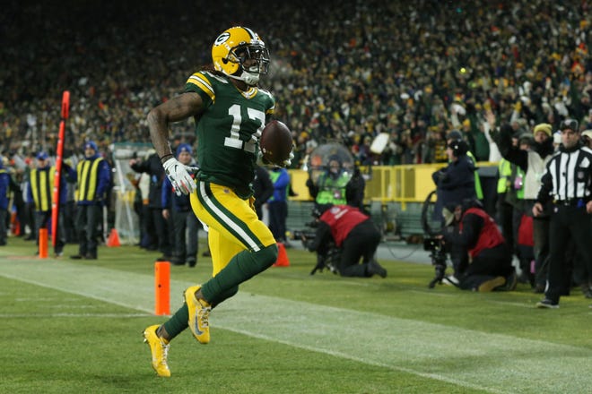 Davante Adams #17 of the Green Bay Packers scores a touchdown against the Seattle Seahawks in the first quarter of the NFC Divisional Playoff game at Lambeau Field on Sunday, January 12, 2020 in Green Bay, Wis.