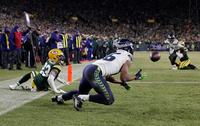 Seattle Seahawks wide receiver Tyler Lockett (16) catches a touchdown pass against the Green Bay Packers  in the third quarter of a NFC Divisional Round playoff football game at Lambeau Field on January 12, 2020 in Green Bay, Wis.